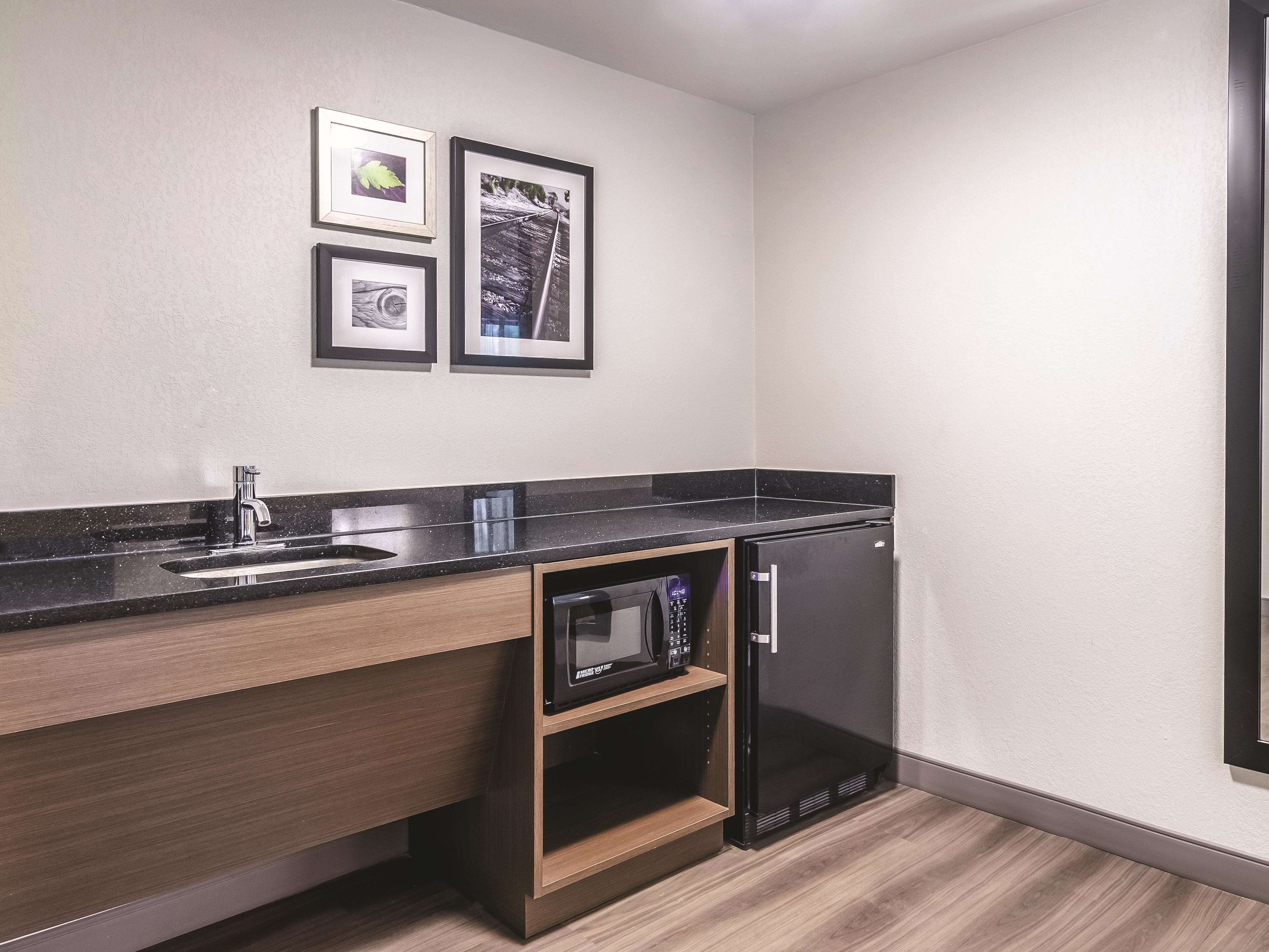 deluxe suite, 1 king bed, accessible (mobility/hearing impaired accessible) | premium bedding, in-room safe, desk, iron/ironing board