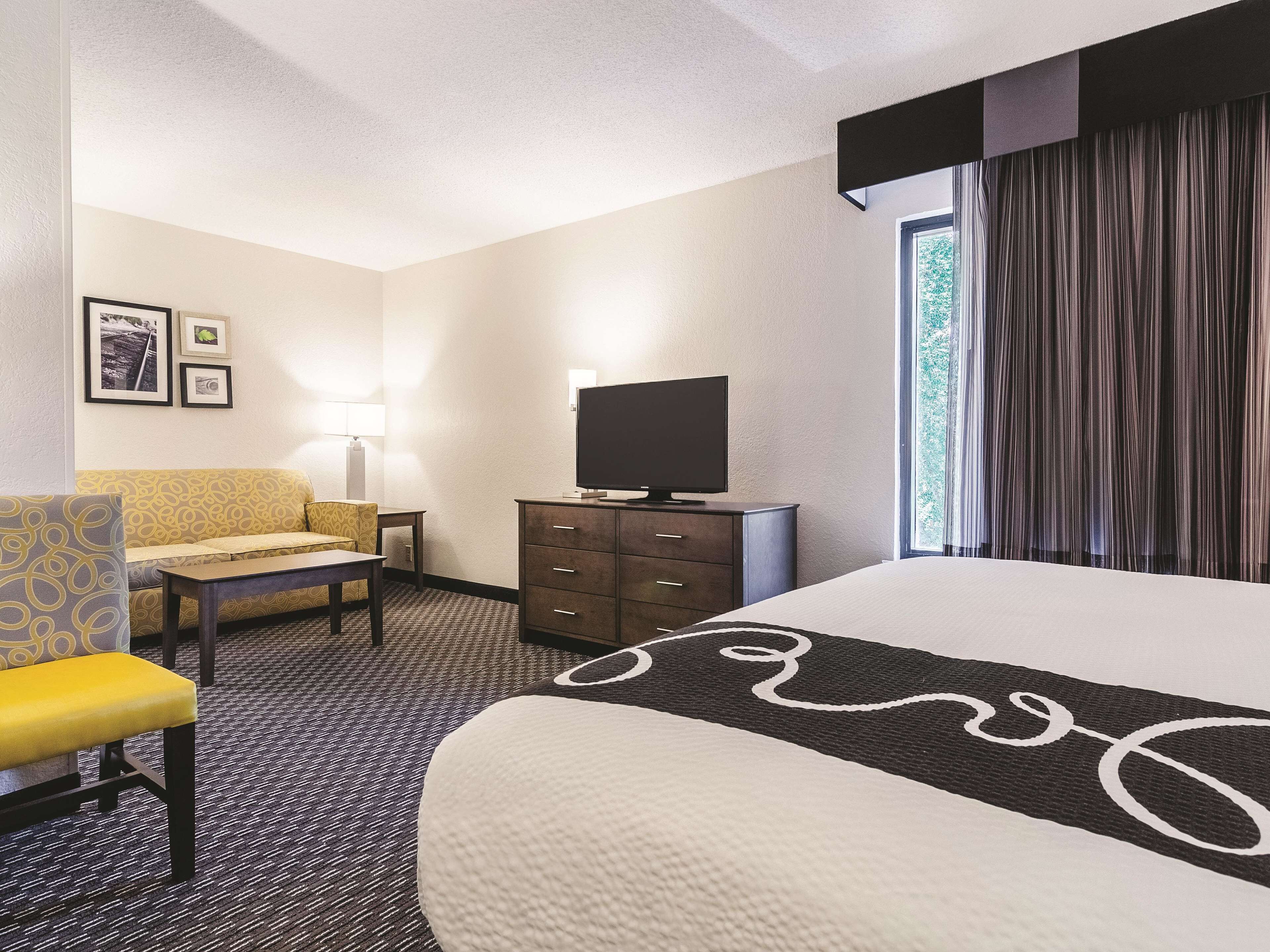 deluxe room, 1 king bed, accessible (mobility accessible) | premium bedding, in-room safe, desk, iron/ironing board