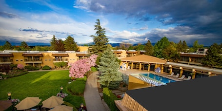 Outdoor pool. Mirabeau Park Hotel & Convention Center