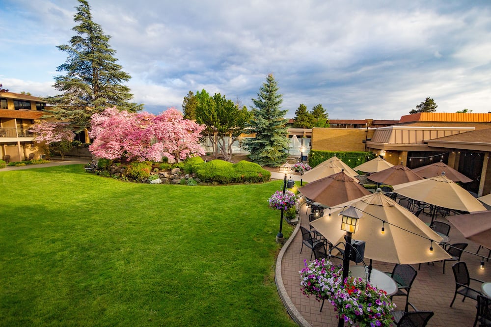 Mirabeau Park Hotel & Convention Center