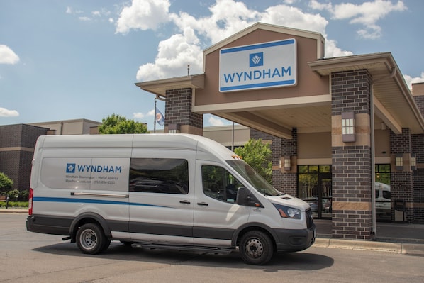 Exterior - Wyndham Bloomington - Mall of America (Bloomington)