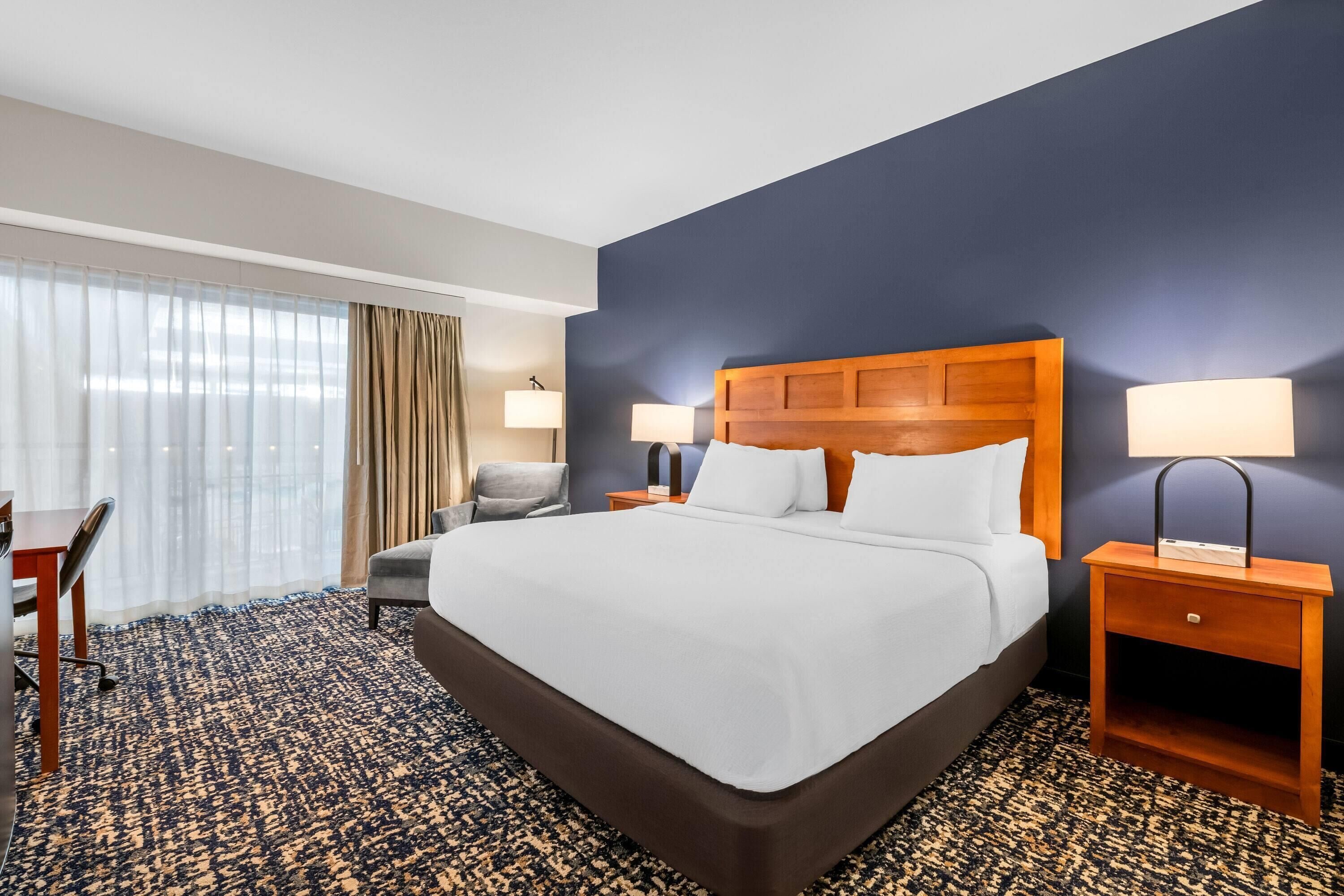 Room, 1 King Bed, Accessible, Non Smoking (Pool View, Hearing, Roll-in Shower) | Premium bedding, pillowtop beds, desk, laptop workspace