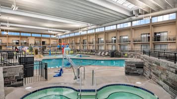 2 piscinas techadas, abierta desde las 08:00 hasta las 22:00, sombrillas