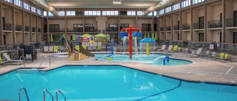 2 piscines couvertes, parasols de plage