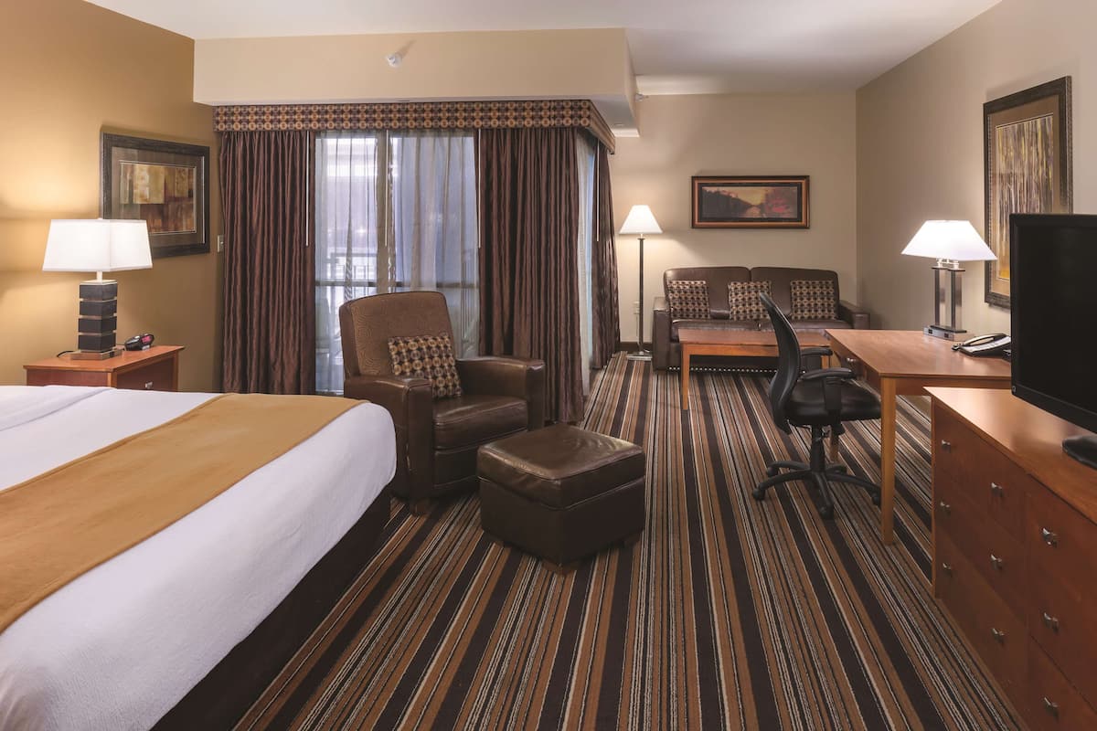 Premium bedding, pillowtop beds, desk, laptop workspace