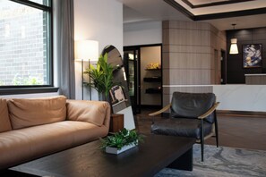 Lobby sitting area - Wyndham Bloomington - Mall of America (Bloomington)