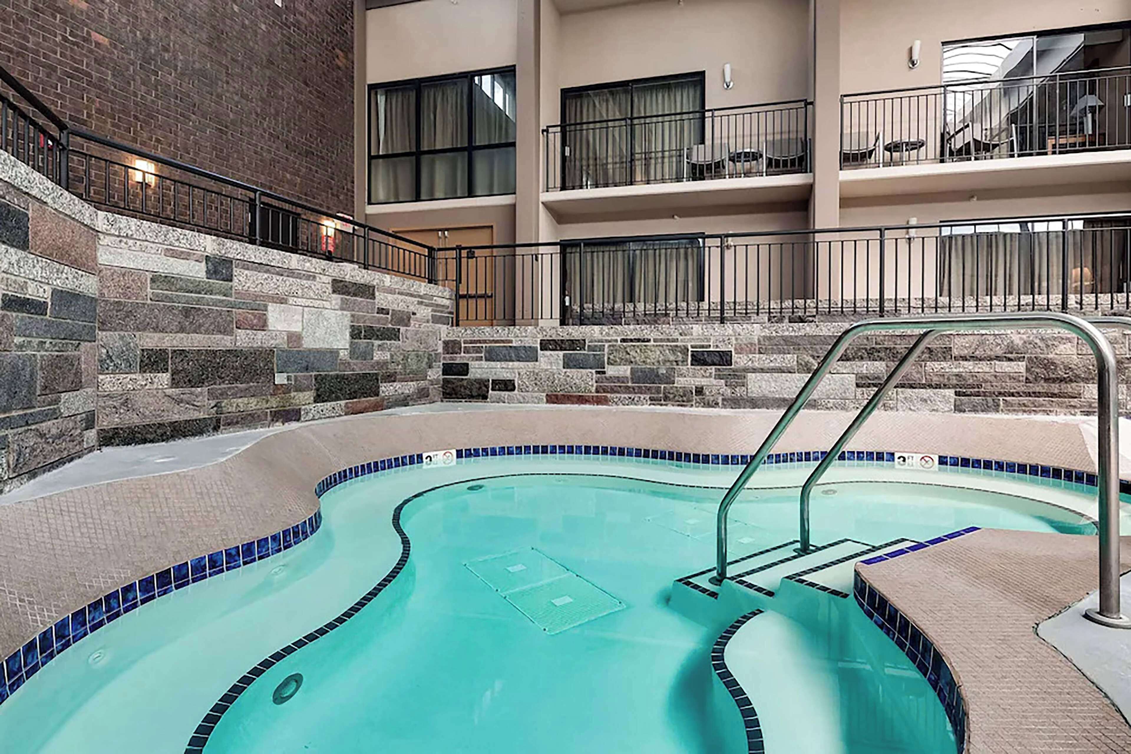 2 kolam renang tertutup, payung kolam 