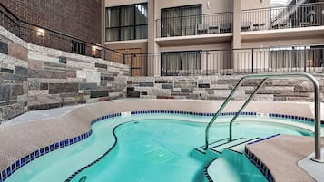 2 kolam renang tertutup, payung kolam