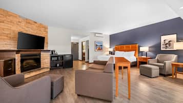 Suite Deluks, 1 Tempat Tidur King dengan tempat tidur Sofa, Bebas Asap Rokok | Seprai premium, bantalan ekstra lembut, dan meja kerja