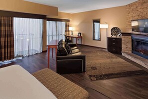 Premium bedding, pillowtop beds, desk, laptop workspace - Wyndham Bloomington - Mall of America (Bloomington)