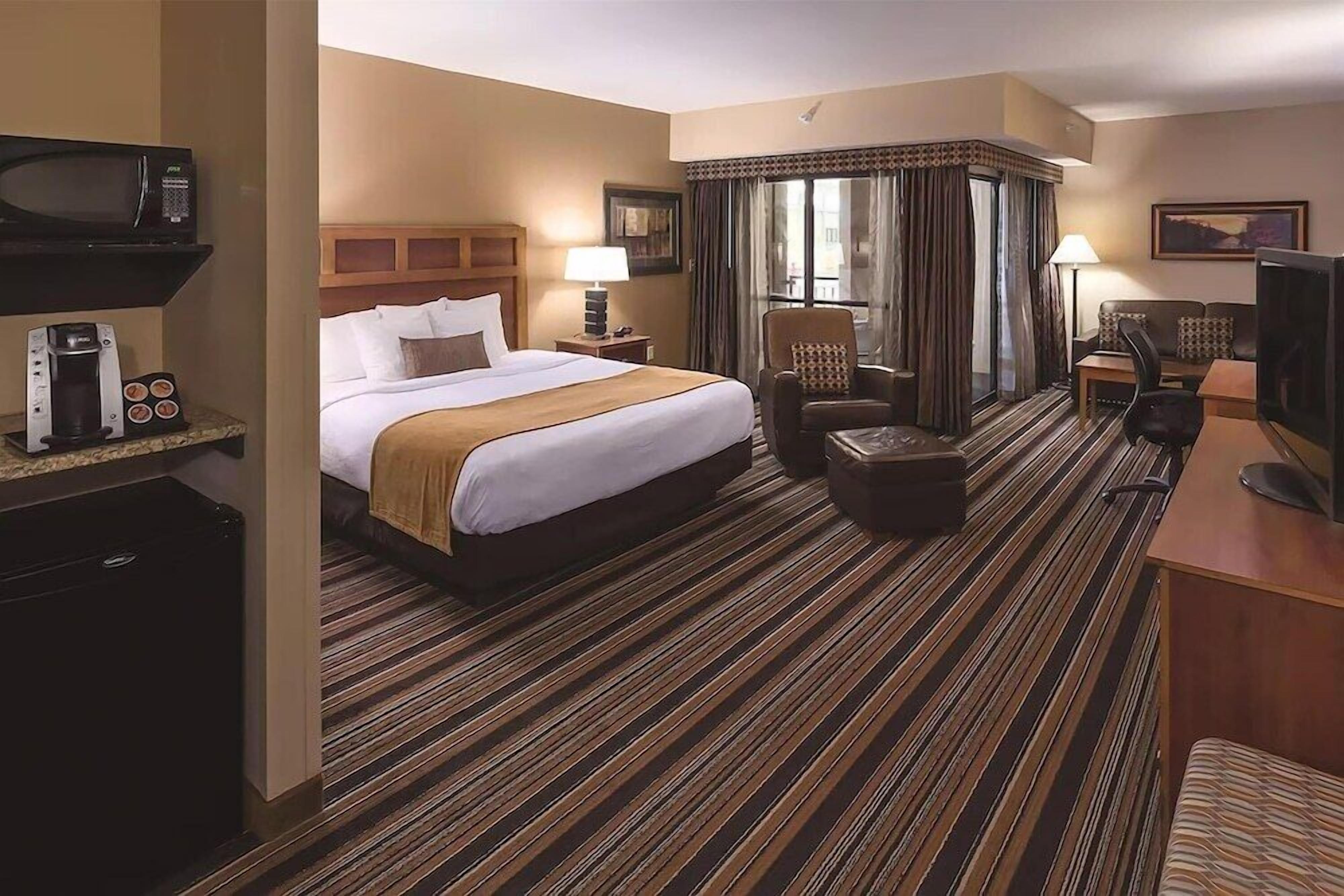 Premium bedding, pillowtop beds, desk, laptop workspace
