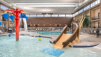 2 piscinas techadas, abierta desde las 08:00 hasta las 22:00, sombrillas