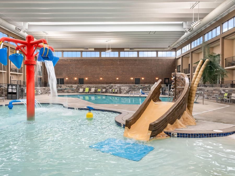 2 piscinas internas, funciona das 8h às 22h, guarda-sóis