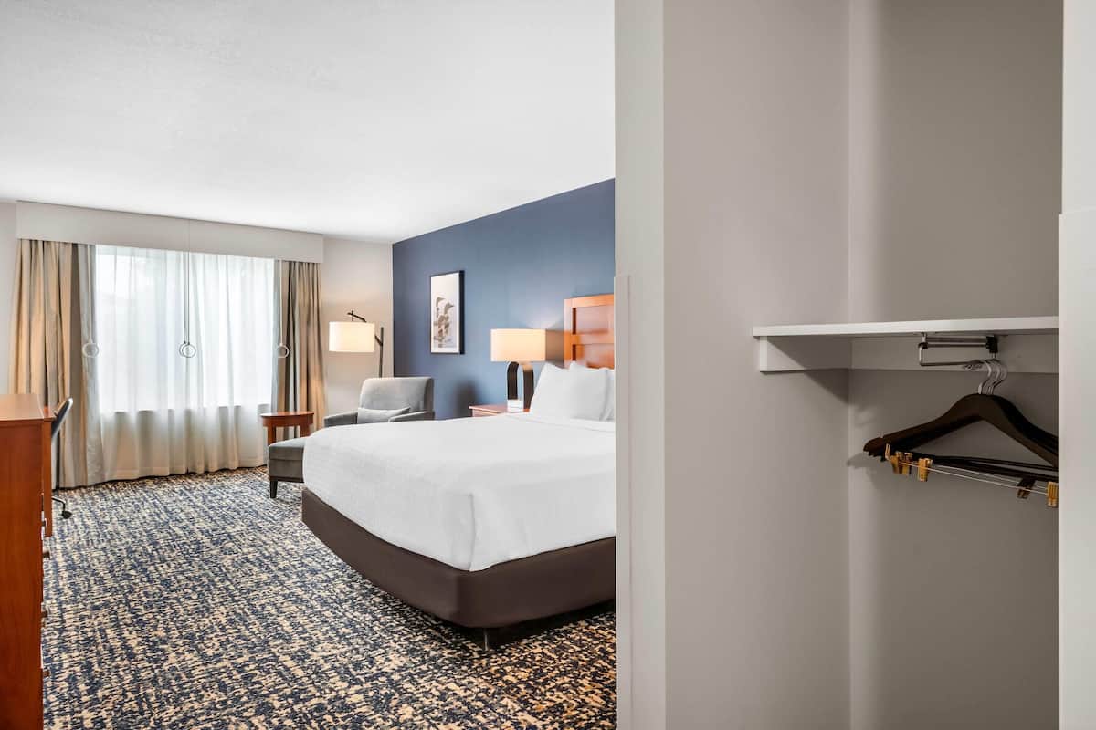 Room, 1 King Bed, Accessible, Non Smoking (Hearing, Roll-in Shower) | Premium bedding, pillowtop beds, desk, laptop workspace