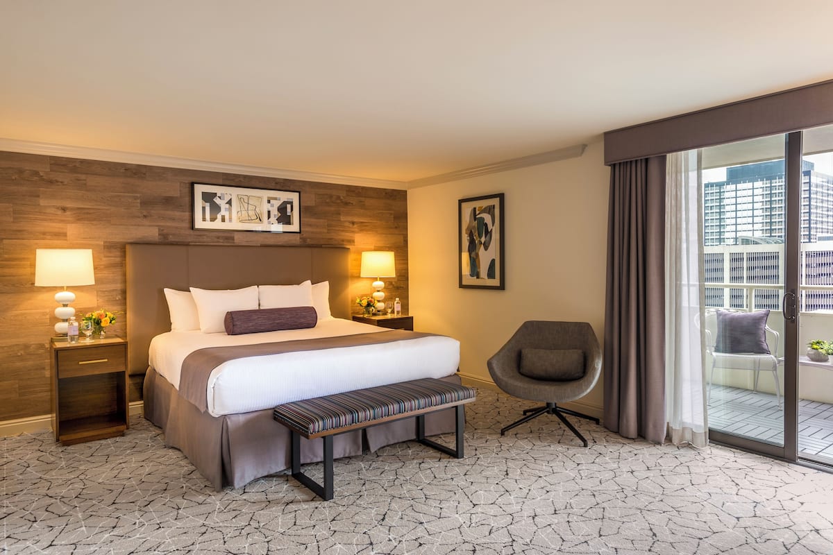 Classic Room, 1 King Bed, Balcony