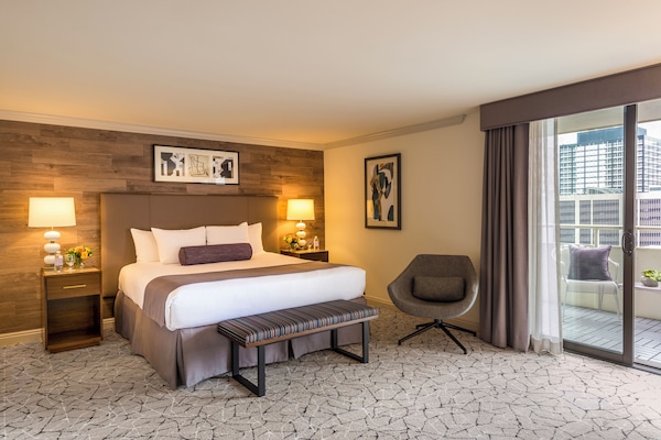 Classic Room, 1 King Bed, Balcony | Premium bedding, minibar, in-room safe, desk