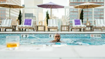 Una piscina al aire libre, una piscina climatizada, sombrillas