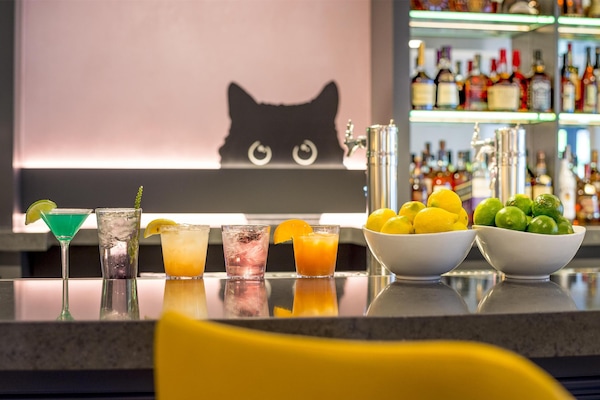 Petit déjeuner et déjeuner servis sur place, restauration en plein air