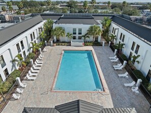 Outdoor pool, open 9 AM to 10 PM, pool loungers - Orlando Palms Hotel (Orlando)