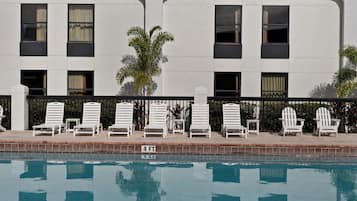 Una piscina al aire libre (de 09:00 a 22:00), tumbonas