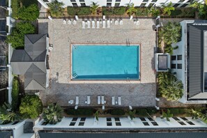 Outdoor pool, open 9 AM to 10 PM, pool loungers - Orlando Palms Hotel (Orlando)