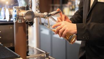 Une personne qui verse une boisson d’un robinet dans un verre.