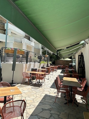 Terrace/patio - Holiday Inn Lyon Vaise by IHG (Tassin-la-Demi-Lune)