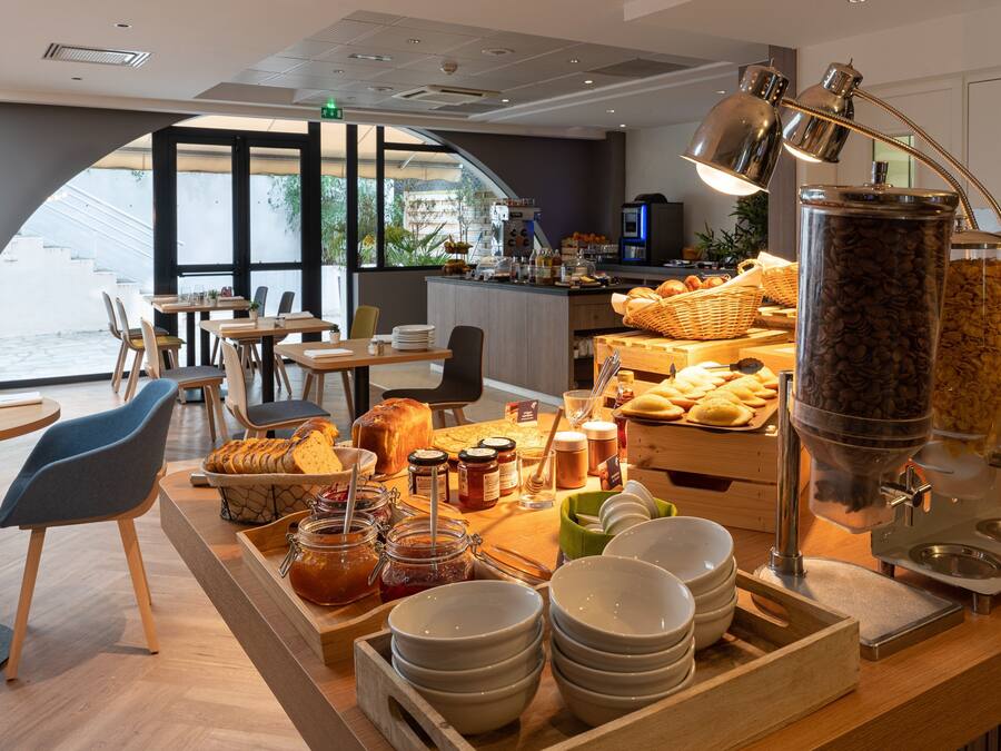 Daily buffet breakfast for a fee