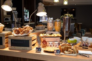 Daily buffet breakfast (EUR 16.9 per person)