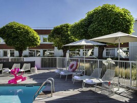 Una piscina al aire libre de temporada