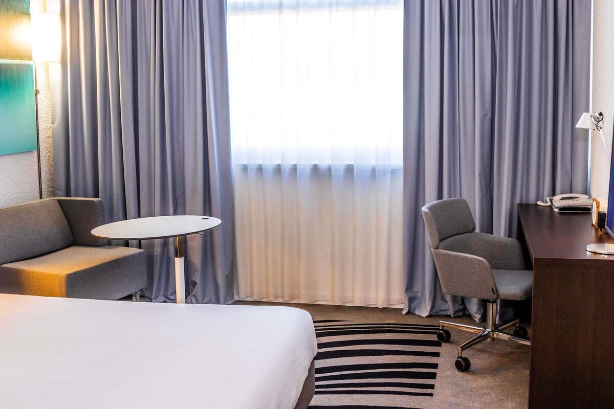 Premium bedding, in-room safe, desk, blackout drapes