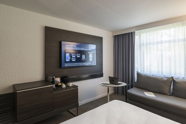 Habitación ejecutiva, 1 cama doble con sofá cama | Ropa de cama de alta calidad, caja fuerte, escritorio y cortinas opacas