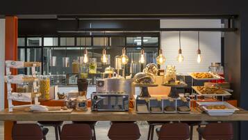 Petit déjeuner buffet servi tous les jours en supplément