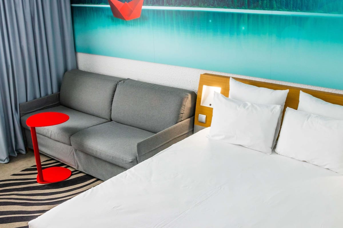 Ropa de cama de alta calidad y caja de seguridad en la habitación