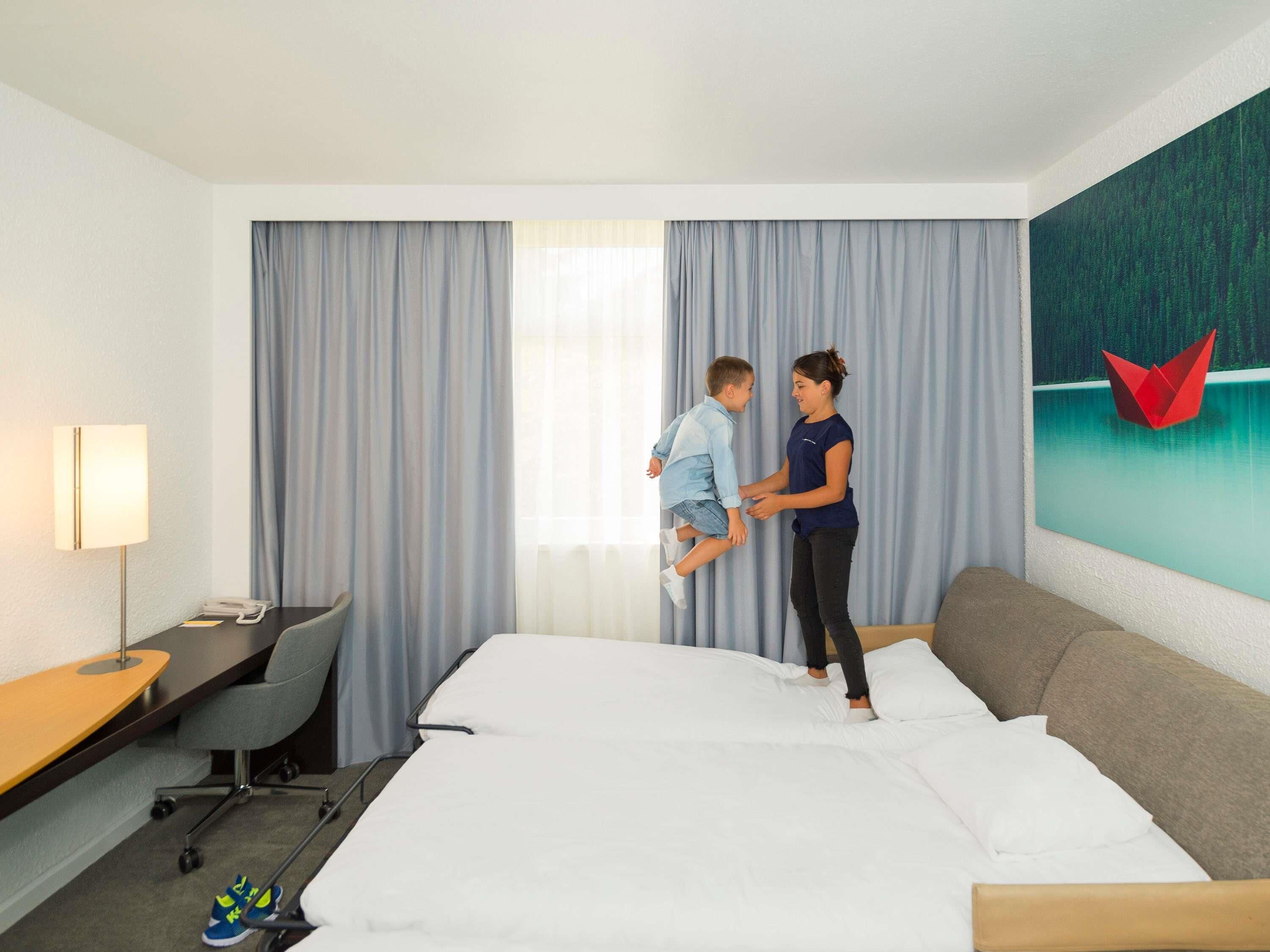 Habitación clásica, varias camas | Ropa de cama de alta calidad, caja fuerte, escritorio y cortinas opacas