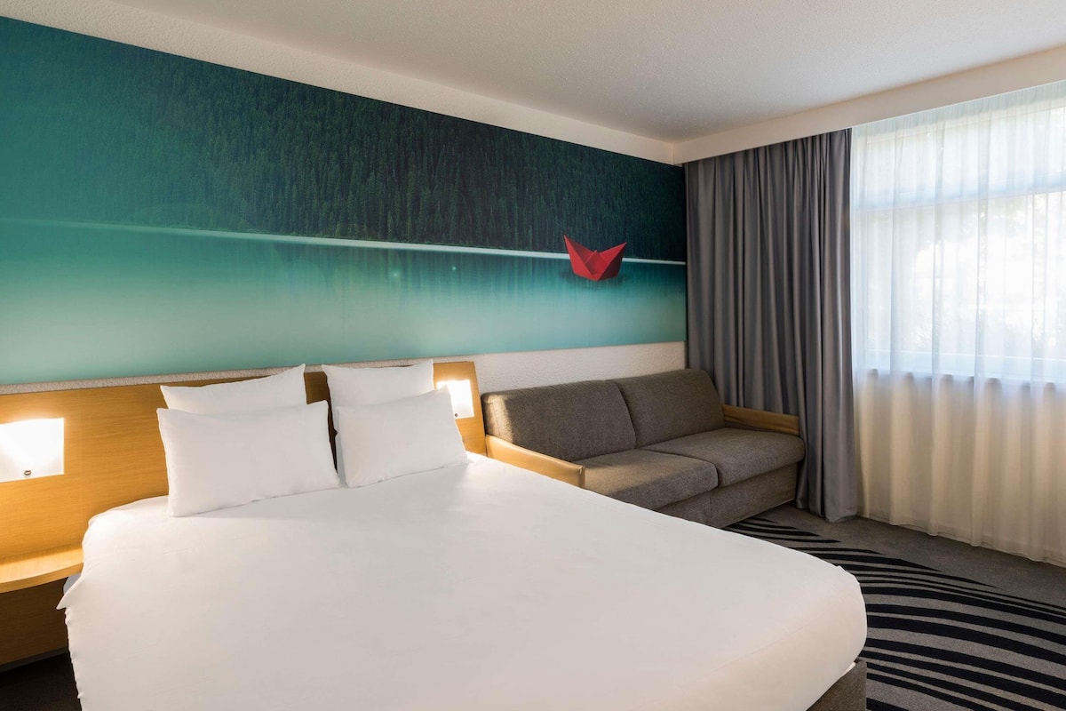 Premium bedding, in-room safe, desk, blackout curtains