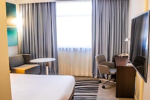 Premium bedding, in-room safe, desk, blackout drapes