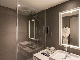 Habitación ejecutiva, 1 cama doble con sofá cama | Ropa de cama de alta calidad, caja fuerte, escritorio y cortinas opacas