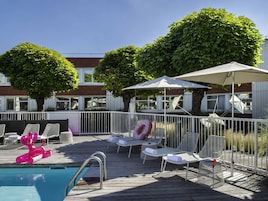 Una piscina al aire libre de temporada
