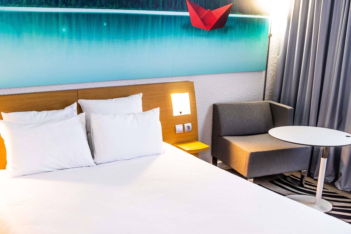 premium bedding, in-room safe, desk, blackout curtains