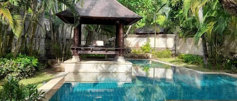 Kolam renang outdoor, dengan payung kolam renang dan kursi berjemur