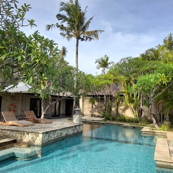 Piscina externa, guarda-sóis, espreguiçadeiras