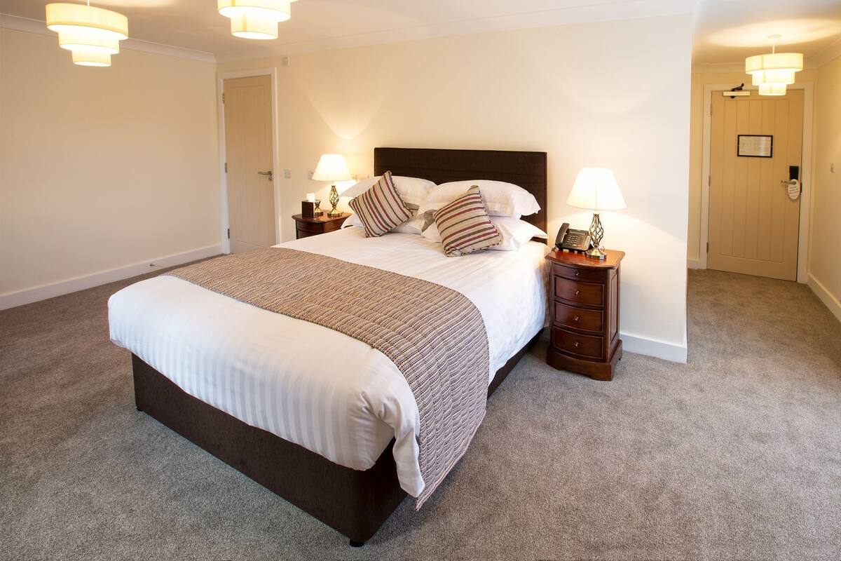 Premier-Doppelzimmer, barrierefrei | 1 Schlafzimmer, hochwertige Bettwaren, Betten mit Memory-Foam-Matratzen