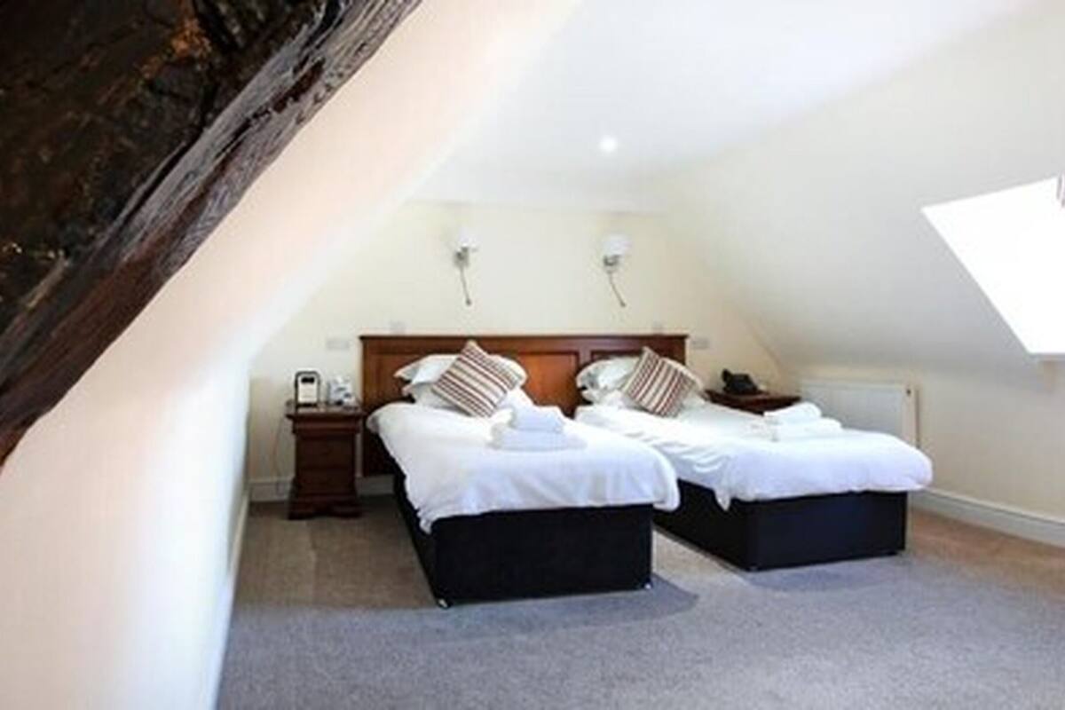 Premier-Zweibettzimmer, Mehrere Betten | 1 Schlafzimmer, hochwertige Bettwaren, Betten mit Memory-Foam-Matratzen