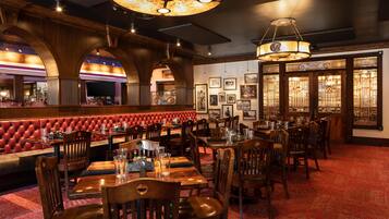 2 restaurants; breakfast, lunch and dinner served