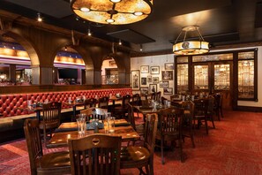 2 restaurants; breakfast, lunch, and dinner served - Wort Hotel (Jackson)