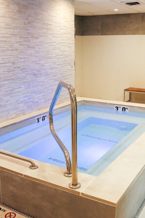 Bồn tắm spa trong nhà