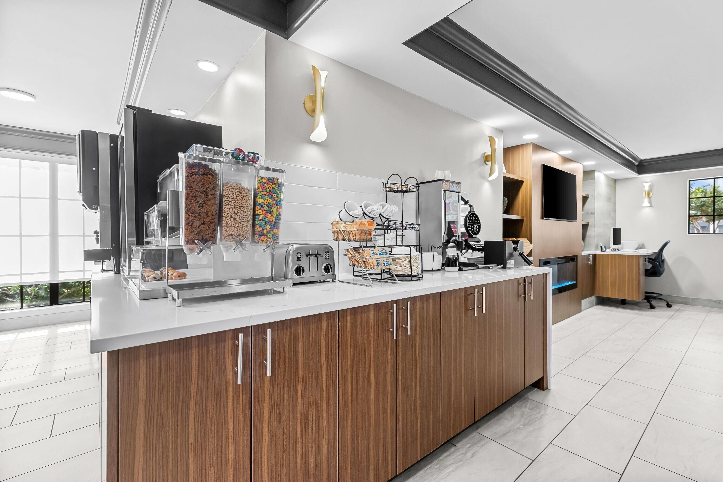 Una cocina moderna con una isla central, electrodomésticos integrados y un amplio ventanal.