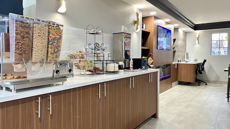 Desayuno continental incluido todos los días . La Quinta Inn by Wyndham Huntsville Research Park