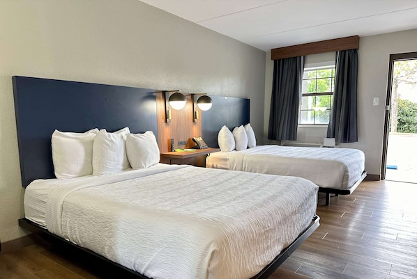 Chambre, 2 grands lits, accessible aux personnes à mobilité réduite (Mobility, Bathtub W/grab Bars) | Literie de qualité supérieure, bureau, fer et planche à repasser
